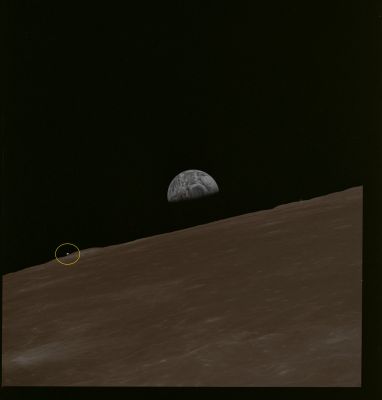 AS 10-35-5223 - Earthrise with "something flying away"... (3)
nessun commento
Parole chiave: Controversial Frame