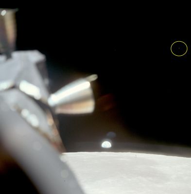 F.M.O. (Fast Moving Object) near Apollo 11 - AS 11-37-5439 (context frame)
nessun commento
Parole chiave: Controversial Frame