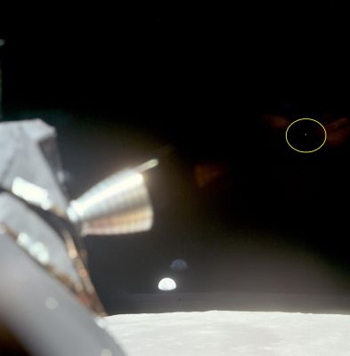 F.M.O. (Fast Moving Object) near Apollo 11 - AS 11-37-5440 (context frame)
nessun commento
Parole chiave: Controversial Frame