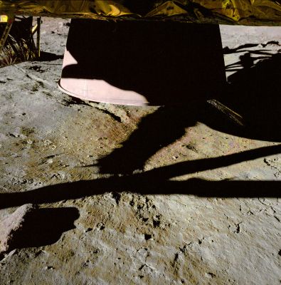 AS 11-40-5921 - Descent Engine and Lunar Surface (True Colors; credits: Dr Marco Faccin)
...Come volevasi dimostrare: c'è voluto Tempo (tanto) e sono occorse la Passione (immensa), la Dedizione e la Competenza specifiche (idem c.s.) del nostro bravissimo Dr Marco Faccin per arrivare ad apporre un nuovo tassello fondamentale nel mosaico delle nostre Ricerche. 

Si parla (da 20 anni, più o meno...) dei "Colori Veri" di Marte. Già.
E che dire dei "Colori Veri" della Luna, allora?

Le (spesso sciatte e sovraesposte) immagini "a colori" NASA originali (parliamo anche di quelle NON compresse) ci hanno mostrato, per quasi 40 anni, una Luna sostanzialmente cinerea. 
Un Mondo in black&white, fatta eccezione per qualche piccolissima area su cui sono state individuate delle sabbie rossastre (cfr. Apollo 17).
Un Mondo - di fatto - senza colori, senza sfumature e senza vita.

Ma il nostro Caro Amico Alan Laverne Bean (LM Pilot, Apollo 12) non la vedeva così. Nei suoi quadri, infatti, la Luna è sempre stata dipinta come vivace, multicolore, luminosamente variegata.

Licenza Artistica? Forse. O forse no. Il Dr Marco Faccin ha impiegato quasi 4 mesi per venire a capo dei "Colori di Marte" (ne parleremo in seguito): un'impresa. 
Ma la VERA e GRANDE Impresa, secondo noi, è stata quella di venire a capo dei "True Colors of the Moon".

Questo è solo un piccolo esempio: molti altri, in futuro, ne seguiranno.

Ed ora la domanda: come mai, oltre ai "Colori (taroccati) di Marte" ci sono pure i "Colori (taroccati) della Luna"? Qual'è il problema? C'è necessità di nascondere o si tratta di semplice inefficienza e/o incapacità di coloro che hanno sviluppato le pellicole originali della Serie Apollo?

Cari Amici: di "cibo per i pensieri" ne abbiamo in abbondanza. 
Ed abbiamo pure qualche ipotesi esplicativa. Ma, per ora, preferiamo solo offrirVi questa immagine, semplice ed emblematica e lasciarVi con un quesito (retorico): la Luna è realmente un Mondo in puro "Bianco & Nero" (o quasi)?!?

E la nostra risposta, ovviamente, è "no". 

Un enorme grazie a Marco Faccin per il Suo splendido Lavoro!
Parole chiave: Spacecrafts - Apollo 11 - LM