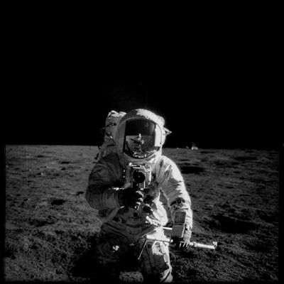 AS 12-48-7071 - Check the Visor! (Original; credits for the add. process.: Dr Paolo C. Fienga - LXTT/IPF)
Nel visore dell'Astronauta (Conrad) si riflette qualcosa: in alto a Dx dell'Osservatore (Sx dell'Astronauta). Proviamo a guardare meglio se si tratta di un riflesso del Sole (che é effettivamente alla Sua Sx, ma una volta ingrandito e contrastato il dettaglio mi pare davvero difficile, MOLTO difficile, che lo sia...), del LM (NO! Leggete la caption ad AS 12-49-7281) o di "altro".....

Image Collection: 70mm Hasselblad
Mission: 12
Magazine: 48
Magazine Letter: X
Description: ASTRONAUT; CORE TUBE; LUNAR MODULE
Film Type: SO-267
Film Width: 70 mm

Caption NASA Originale: "Conrad is seen holding (a) core tube and snapping a photo of Bean (see AS 12-49-7281)"
Parole chiave: Lunar Surface - Controversial