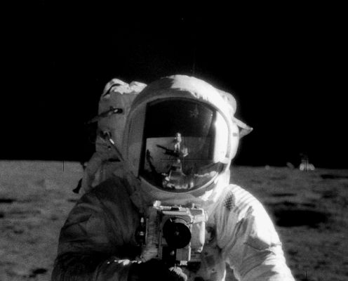 AS 12-48-7071 - Check the Visor! (EDM; credits for the add. process.: Dr Paolo C. Fienga - LXTT/IPF)
Il Sole é a Sx di Conrad. Il LM é altrove. Guardate BENE!.....
Parole chiave: Lunar Surface - Controversial