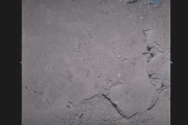 AS 12-57-8445 (a) - Soil surface disturbed by the LM descent engine exhaust (coloring: Lunexit)
Questo frame, a parte l'evidente (e recente) "crack" del suolo, ci riserva un dettaglio davvero intrigante: guardate in alto, alla Vostra Dx, proprio a ridosso del margine superiore del frame.
Lo vedete?
Sembra un "pezzo di plastica" (o qualcosa di simile), il quale non mostra alcun segno di bruciatura (ma forse meglio sarebbe dire "consunzione": con ciò intendendosi il disturbo derivato all'oggetto - qualunque cosa fosse - dall'impatto con le microparticelle che costituivano il residuo dello scarico del reattore di discesa del LM) e si caratterizza per il suo intenso color "blu".

La NASA, ancora una volta purtroppo, non ha speso una parola su questo curioso (e non spiegabile, almeno da noi) particolare...
Parole chiave: Lunar Surface - Disturbed Soil, Pebbles and Something Strange