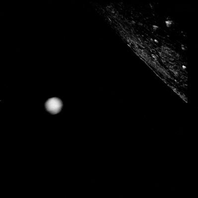 AS 13-60-8622 - The Silver Sphere (NASA Original uncompressed frame, HR version, fully restored; credits: Lunar Explorer Italia)
Come potete vedere nella nostra Galleria dedicata ai "NASA Original Frames", la versione digitale L&PI del quadro in oggetto è praticamente inservibile: la pellicola, infatti, forse a causa di una non perfetta conservazione e certamente in ragione della sua "età" (!), si è irrimediabilmente sbiadita e deteriorata.

In effetti, anche sviluppando a nostra cura il frame (partendo da una copia del negativo originale gentilmente fornitaci dal L&PI), il risultato finale raggiungibile - post digitalizzazione - era un brutto quadro di colore blu, in cui sia la Luna, sia l'Anomalìa Argentea (un riflesso secondo alcuni, un corpo reale secondo altri) erano quasi completamente svanite.
Oggi, con l'aiuto di un Amico Fotografo Professionista, abbiamo riprocessato (si può dire che abbiamo "ricostruito", di fatto) la copia del negativo originale fornitaci dal L&PI e quindi abbiamo ridigitalizzato il prodotto finito.

Il risultato - disponibile sia nella versione LR del frame NASA, sia nella sua versione HR - è quello che vedete: un modesto scorcio della Luna e la "nostra" Anomalìa che, ad un'osservazione attenta e dettagliata, si mostra per quello che è realmente.

La nostra opinione? E' assolutamente un Oggetto Reale, caratterizzato da forma sferica, superficie argentea ed albedo elevata. 

Per gli Osservatori più attenti (ed eventualmente muniti di adeguato software), la "Sfera" pare essere altresì caratterizzata da una netta scanalatura longitudinale che l'attraversa lungo tutta la sua porzione visibile (nota: la scanalatura in questione la potete vedere poco al di sotto dell'Equatore della Sfera ed essa sembra costituire altresì la linea di demarcazione fra un'area più brillante ed una meno brillante del manufatto). 

ATTENZIONE: questo specifico dettaglio può essere rilevato solo nella versione HR del frame NASA Originale riprocessato.

Dedichiamo questo frame (che rappresenta un OVNI genuino al 100%) al nostro Carissimo Amico Massimo Staccioli ("Ufologo"), per la Passione e la Dedizione che ha sempre dimostrato nello svolgimento del suo Lavoro di Investigatore Spaziale.
Parole chiave: The Moon from orbit - The Silver Sphere