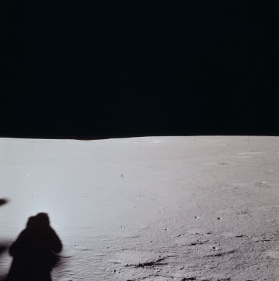 AS 14-66-9294 (HR) - Looking for the Blue Flare... (6)
Caption NASA:"Al has move to the 12 o'clock position, due West of the ladder, to take a third pan. Down-Sun".
Parole chiave: Lunar Horizon