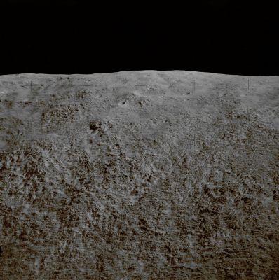 AS 15-84-11309 - The Texture of Hadley
144:47:51 MT - This is the first in a vertical strip of 500mm images of Mt. Hadley taken by Dave Scott from Station 6. Two sets of linear features can be seen on the mountain: a set running diagonally down from the upper right to the lower left and a nearly horizontal set dipping down slightly to the left. The diagonal set is the more prominent when the mountain is viewed as a whole and these are believed to be due to lighting effects. The features in the horizontal set, when viewed from lunar orbit, appear to be benches that may have resulted from slumping on the steep mountain face. A full discussion can be found starting on page 5-11 in the Apollo 15 Preliminary Science Report.
Parole chiave: Lunar Horizon - Hadley