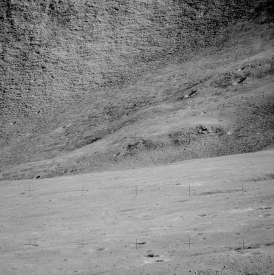AS 15-84-11315 - Mount Hadley
Caption NASA:"144:47:51 MT - This frame ends Dave Scott's vertical sequence of pictures of the West Face of Mt. Hadley. It is probably the best picture of the "high water marks" at the base of the mountain".
Parole chiave: Lunar Features - Mount Hadley