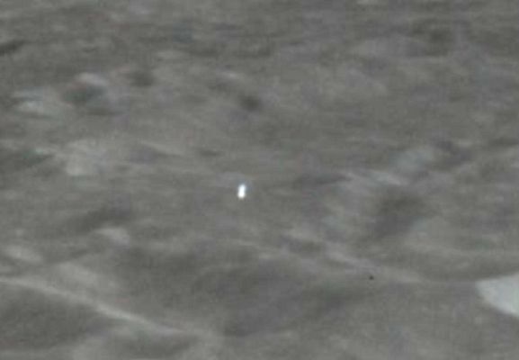 AS 15-87-11729-1 - Orbital Transient (possible Fast-Walker)
La forma a "Doppia-Sfera" della probe in questione è evidente, così come è evidente la leggera luminescenza azzurra che è (apparentemente) generata dalla sfera più lontana rispetto al punto di vista dell'Osservatore.

Caption NASA relativa al context frame originale:"Dave (Scott) took this picture of Tsiolkovsky on Rev. 14 from the LM when they were at an altitude of about 90 Km (from the Lunar Surface). 
This is the last image on the magazine taken prior to the landing".
Parole chiave: The Moon from orbit - Extremely Anomalous Orbital Object