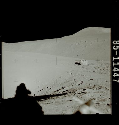 AS 15-85-11447 - Hill 305 and Station 2 Boulder (1)
Caption NASA:"123:17:15 MT - Rightward of 11446. The Station 2 boulder is on the right with Hill 305 in the distance. The rake head is still sitting on top of the boulder".

Parole chiave: Lunar Surface - Hill 305 and boulder