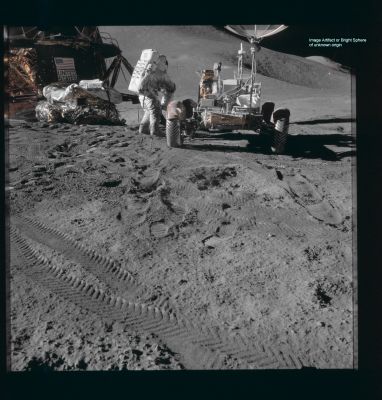 AS 15-86-11599 (1) - Image Artifact or Bright Sphere in the distance?
Caption NASA:"125:45:12 MT - Jim is working at the back of the Rover, having taken a Sample Collection Bag (SCB) out from under his seat. 
St.George Crater in in the distance behind him". 

Nota Lunexit: la possibile scoperta è del Dr Barca. Indicato dalla freccia, situato ad una distanza - di fatto - indefinibile, ma non particolarmente elevata dal LR (saremo nell'ordine dei 150/200 metri e forse meno), una piccola sfera di luce bianca, dai bordi azzurri.
Vizio dell'immagine? Superi-imposed Image Artifact? "Presenza" di luce?

Congratulazioni all'attenzione ed alla passione del Dr Barca. Per il resto, lo sapete, regna il silenzio.
Parole chiave: Lunar Surface - Hill 305 and boulder