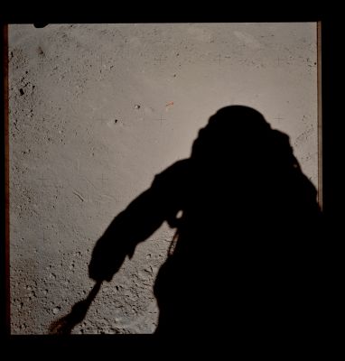 AS 15-86-11607 - My Shadow, the "Glass Sphere" and a "Pin-Pin" (Absolute Natural Colors; credits for the additional process. and color.: Dr Paolo C. Fienga - Lunexit Team)
nessun commento
Parole chiave: Lunar Surface - Glass Sphere
