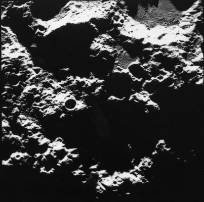 AS 15-M-R16-0281 - East side of Paracelsus Crater
Coord.: 25° South Lat. and 166,5° East Long. 
Lens Focal Length:  3"
Camera Tilt:  VERT 
Camera Altitude:  115 Km 
Sun Elevation (on Local Horizon):  2° 
Parole chiave: The Moon from orbit - craters