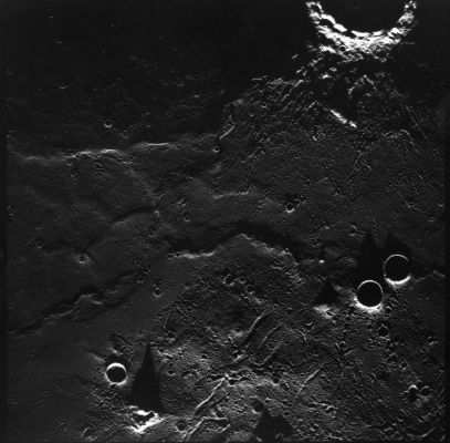 AS 15-M-R16-0424 - Archimedes "F" Crater
Coord.: 25,5° North Lat. and 10° West Long. 
Lens Focal Length:  3"
Camera Tilt:  VERT 
Camera Altitude:  99 Km 
Sun Elevation (on local horizon):  2° 
Parole chiave: The Moon from orbit - Archimedes "F" Crater