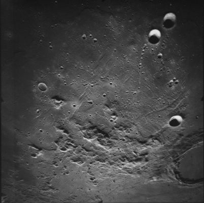 AS 15-M-R34-1428 - Archimedes "A"
Coord.: 26° North Lat. and 7,5° West Long.
Lens Focal Length:  3"
Camera Tilt:  25° 
Camera Azimuth:  95
Camera Altitude:  103 Km 
Sun Elevation (on local horizon):  20° 
Parole chiave: The Moon from orbit - Archimedes "A" Crater