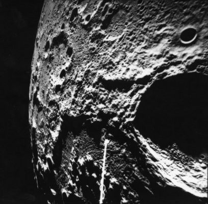 AS 15-M-R71-2495 - Scaliger Crater
Coord.: 29° South Lat. and 106° East Long. 
Lens Focal Length: 3"
Camera Tilt: 40° 
Camera Azimuth: 180° 
Camera Altitude: 111 Km 
Sun Elevation (on Local Horizon): 6° 
Parole chiave: The Moon from orbit - Scaliger Crater