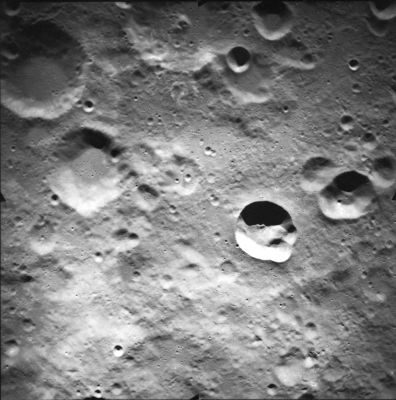 AS 16-M-R04-0023 - Dufay and Valier Crater Region
Coord.: 7,5° North Lat. and 171° East Long. 
Lens Focal Length:  3"
Camera Tilt:  VERT 
Camera Altitude:  94 Km 
Sun Elevation (on local horizon):  21° 
Parole chiave: The Moon from orbit - Craters