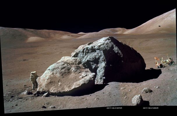 AS 17-140-21497 - Station 6 Panorama (Natural Colors; credits: Dr M. Faccin)
Station 6 Pan (North). Jack Schmitt, Tracy's Rock, talus sample site, East Massif, Bear Mountain. This picture is probably reproduced more often than any other taken during the Mission.
Parole chiave: Lunar Panorama - Station 6 Panorama