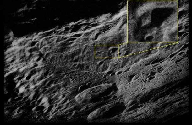 AS 17-157-23839 - The Face on the Moon! (by Dr Gianluigi Barca)
Si tratta, con ogni probabilità (99,99%), di una Struttura Effimera; ma l'occhio del nostro Grandissimo Big "G" (il Dr Gianluigi Barca) merita un riconoscimento.

E quindi, Signore e Signori, ecco a Voi, dopo la "Face on Mars", la "Face on the Moon"!
Parole chiave: The Moon from orbit - Controversial