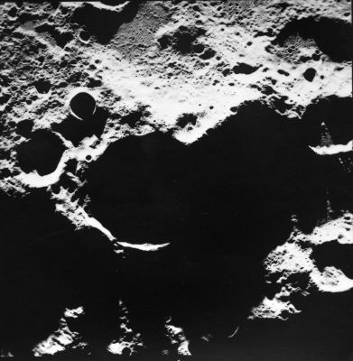 AS 17-M-R23-0671 - De Vries Crater
Coord.: 19,5° South Lat. and 176,9° West Long.
Lens Focal Length:  3"
Camera Tilt:  VERT 
Camera Altitude:  118 Km 
Sun Elevation (on local horizon):  4°
Parole chiave: The Moon from orbit - De Vries Crater