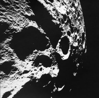 AS 17-M-R26-0828 - Racah Crater
Coord.: 16,5° South Lat. and 180° West Long.
Lens Focal Length:  3"
Camera Tilt:  40° 
Camera Azimuth:  7 
Camera Altitude:  118 Km 
Sun Elevation (on local horizon):  3° 
Parole chiave: The Moon from orbit - Racah Crater