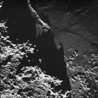 AS 17-M-R38-1828 - Apenninus Montes
Coord.:  19,6° North Lat. and 4,4° West Long.
Lens Focal Length:  3"
Camera Tilt:  VERT 
Camera Altitude:  103 Km 
Sun Elevation (on local horizon):  4° 

Note: con l'espressione "Camera Tilt" si intende l'inclinazione della fotocamera rispetto al piano dell'astronave. Dicendo "VERT", si intende che la fotocamera sta riprendendo i rilievi che si trovano sulla propria perpendicolare (e quindi l'effetto di deformazione prospettica dei rilievi ripresi - effetto tipico delle riprese orbitali - così è ridotto al minimo assoluto).
Inoltre, quando la NASA parla di "Sun Elevation" si corre il rischio di creare malintesi. 
E' per questo che abbiamo ritenuto opportuno aggiungere la precisazione "rispetto all'orizzonte locale", così da aiutare i Lettori a visualizzare meglio l'altezza alla quale essi vedrebbero il Sole qualora si trovassero sulla Luna nella Regione ripresa ed al momento in cui avveniva lo scatto.

Parole chiave: The Moon from orbit - Montes Apenninus