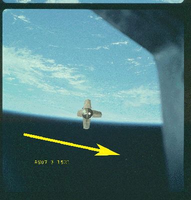 Space Debris or something else? (GIF-Movie)
Un intrigante (ma, forse, razionalmente spiegabile) GIF-Movie realizzato dal Dr Gianluigi Barca ci mostra che, durante le prove generali di "capture/docking" effettuate in orbita terrestre dall'Apollo 7, c'erano altri oggetti nei pressi delle due astronavi USA.
La ripetitività, in termini di posizione, albedo e movimenti relativi dei dettagli che vedete indicati dalla freccia, ci porta più che ragionevolmente ad escludere (al 100%) l'ipotesi che si tratti di meri image-artifacts.
Di che si tratta, quindi? Secondo noi, sono frammenti di metallo e ghiaccio che si sono staccati dai portelli - o meglio: dal rivestimento dei portelli - dell'astronave USA qui ripresa, al momento della loro apertura. Un fenomeno, tutto sommato, abbastanza comune e spesso riscontrato (e ben filmato, oltre che fotografato) durante le fasi di apertura del LM "nest" e successiva capture del LM da parte del CSM, prima dell'inizio della Trans-Lunar Coast.
Insomma: secondo noi NON si dovrebbe trattare di OVNI, ma di semplici "detriti spaziali".

Ottimo (davvero) il Lavoro e l'attenzione, rispettivamente, eseguito e mostrata dal bravissimo Dr Barca, che salutiamo!
Parole chiave: GIF-Movie