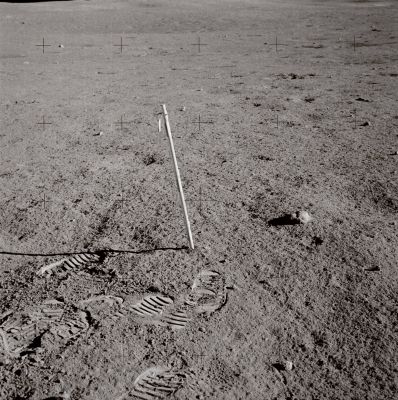 AS 14-68-9455 - Triple Core
134:26:27 MT - While Ed worked on the triple core, Al was digging a trench and, in the end, needed the extension handle to get it to full depth. In this photo, we can see that the extension handle has been removed prior to Ed's second attempt at getting the triple. Because of the length of the triple core, Ed can hammer the first section or two into the ground without the extension handle. 
He will need it, however, to finish the job and, in fact, gets it back from Al at about 134:27:48 MT.
Parole chiave: Lunar Surface - Bootprints and Lunar Tool