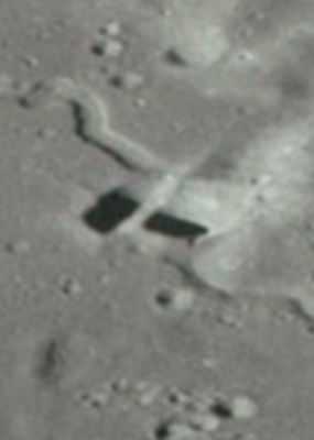 AS 15-88-12002 - The "Bridge" (extra-detail mgnf n. 1; credits: Dr G. Barca)
Sembrano frames tutti uguali...ed invece sono tutti diversi (in parte).

Un GRAZIE, come sempre, al nostro Dr Barca ed ora...la parola ai Lettori: ponte, non ponte, passerella, struttura effimera o rilievo naturale con annessa "svista"?
Parole chiave: Extremely Controversial Frame