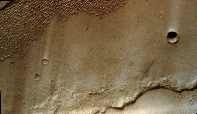 Windstreaks (Absolute Natural Colors; credits for the additional process. and color.: Dr Paolo C. Fienga - Lunar Explorer Italia)
Image information: VIS instrument;
Latitude: 6,3° North;
Longitude: 68,3° East;
Resolution: 18 meter/pixel

Parole chiave: Mars from orbit - Dunes and Windstreaks