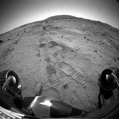 Rolling in the Sand (GIF-Movie from frames taken during Sol 781; credits: Dr Gianluigi Barca)
Una visione chiara e continua del fatto la ruota anteriore Dx del MER Spirit è bloccata (da tempo): la traccia lasciata dalla "Left Front Wheel" è, infatti, chiara, regolare e "leggera" - ed inoltre nel filmato GIF la sia vede chiaramente mentre gira; la traccia lasciata dalla "Right Front Wheel", invece, è molto profonda - è la ruota che ormai viene usata per "scavare le trincee" e "tirar fuori i Solfati" dal sottosuolo - e non lascia vedere (se non vagamente, ma non in questo GIF-Movie) il "battistrada" che la caratterizza.

Un nuovo ed ECCELLENTE Lavoro del Dr Barca, che ringraziamo! 
Parole chiave: GIF-Movie