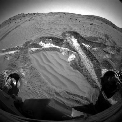 Rolling in the Sand (GIF-Movie from frames taken during Sol 794; credits: Dr Gianluigi Barca)
Ed anche in questo GIF-Movie si vede BENE che la ruota anteriore Dx del MER Spirit è bloccata e che la traccia da essa lasciata (rispetto a quella della "Left Front Wheel" che è chiara, regolare e decisamente "leggera") è profonda e non ci lascia vedere (se non vagamente) il "battistrada" che la caratterizza.
Parole chiave: GIF-Movie