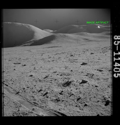 AS 15-85-11405 - Mt Hadley and part of the "Swann Range"
Caption NASA:"122:14:35 MT - Rightward of 11404, with Mt. Hadley on the left and a portion of the Swann Range on the right. The Swann Range was named for Apollo 15 geologist, Gordon Swann".

Nota Lunexit: ringraziamo il Dr Gianluigi Barca per averci prontamente fornito la versione HR del frame che ha suscitato qualche curiosità, a causa della "luce" visibile circa ad ore 2, in alto a Dx. Come già si accennava in sede di commento alla versione compressa del medesimo frame, siamo davanti ad un image artifact che rientra nella Classe dei cosiddetti "Effetti Prismatici".
Parole chiave: Lunar Panorama - Mt Hadley and the Swann Range