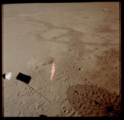 AS 14-66-9339 - The Blue Flare, once more...
Bandiera Americana, Impronte varie, Giavellotto, pallina da golf e...Una "presenza" blu e bianca (in alto, sulla Sx dell'Osservatore, poco al di sopra dell'orizzonte) che, nonostante tutto, continua a ricordarci che non sempre si può spiegare - e liquidare - tutto quello che si vede in termini di Razionalità Pura.

"Ma è solo un image-artifact!", ci hanno detto e scritto in tanti. 
Va bene, ognuno può pensarla come vuole; ma noi restiamo molto "open" verso ipotesi più esotiche e, nel frattempo, Vi confermiamo che neppure all'Istituto di Scienze Lunari e Planetarie sono tanto sicuri che si tratti di un banale difetto dell'immagine...
Parole chiave: Lunar Horizon - Blue Flare - Controversial