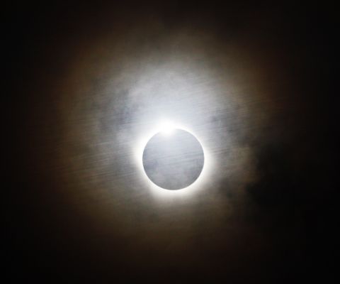 Diamond Ring and Shadow Bands
Dalla Rubrica "NASA - Picture of the Day" del giorno 24 Luglio 2010:"As the total phase of July ,11th, 2010 Solar Eclipse came to an end, Sunlight streaming past the edge of the Moon's silhouette created the fleeting appearance of a glistening Diamond Ring in the sky. 
Seen through a thin cloud layer from the French Polynesian atoll of Hao it also produced remarkable Shadow Bands, flickering across the dramatic scene. Projected onto the cloud layer, the Shadow Bands are parallel to the sliver of Sunlight emerging from behind the Moon's edge. 

Caused by turbulence in Earth's Atmosphere refracting the sliver of Sunlight, the narrow bands were captured in this brief, 1/400th second exposure. Shining through the cloud droplets, the Sunlight also produced a luminous atmospheric corona, not to be confused with the Solar Corona seen during Eclipse Totality. 

The Atmospheric Corona is centered on the bright diamond of emerging Sunlight".
Parole chiave: The Sun from Earth