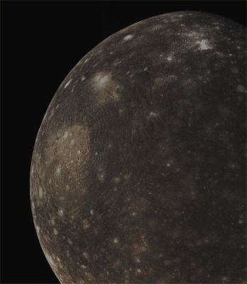 Closing-up on Valhalla (Absokute Natural Colors; credits for the additional process. and color.: Dr Paolo C. Fienga/Lunar Explorer Italia/Italian Planetary Foundation)
Callisto was revealed by the NASA - Voyager 1 cameras to be a heavily cratered and - most likely (as it was thought at that time) - geologically inactive Celestial Body. This mosaic of Voyager 1 images, obtained at a distance of about 400,000 Km (about 248.000 miles) from Callisto, shows Surface details as small as 10 Km (such as 6,2 miles) across. The largest Impact Features on the Callistoan Surface are the so-called "Multi-Ring Impact Basins"; two of them are enormous and Valhalla - the prominent Impact Feature visible here, in today's APOD - is the largest one, with a Bright Central Region approx. 600 Km (a little more than 372 miles) in diameter, and Rings extending as far as about 1800 Km (approx. 1118 miles) from the center. The second largest Impact Multi-Ring Basin is named Asgard, and it measures about 1600 Km (a little more than 993 miles) in diameter. 
Multi-Ring Impact Structures probably originated as a result of a Post-Impact Concentric Fracturing of the Lithosphere lying on a layer of soft or - maybe - even Liquid Material: possibly, an Ocean. Last, but not least, in our opinion, as IPF, the remarkable resemblances existing between the Callistoan Valhalla Crater and the Tyre Crater, located on the other Jovian moon Europa, (*) may tell us, in the end, VERY similar stories about these two mysterious Celestial Bodies. Stories that may talk about worlds that, certainly a long, long time ago, were completely (or almost completely) covered by water. Stories that should also tell us something about what could still be happening, even now, up there: in the depths of Callisto, Europa and, maybe, of a few other Celestial Objects orbiting around the four Gas-Giant Planets of the Solar System...

(*) note: if you want to take a look at Tyre Crater, please refer to the APOD of January, 29, 2013

The Catenae, on the other hand (for example the Gomul Catena), are long Chains of Impact Craters lined up in straight lines across the Surface of Callisto. They were probably created by objects that were tidally disrupted as they passed close to Jupiter prior to the impact on Callisto, or by very oblique Impacts.

This frame (which is an Original NASA - Voyager 1 Spacecraft false color image mosaic published on the NASA - Planetary Photojournal with the ID n. PIA 00080) has been additionally processed and then re-colorized, according to an educated guess, by Dr Paolo C. Fienga (LXTT-IPF), in Absolute Natural Colors (such as the colors that a human eye would actually perceive if someone were onboard the NASA - Voyager 1 Spacecraft and then looked outside, towards the Jovian moon Callisto), by using an original technique created - and, in time, dramatically improved - by the Lunar Explorer Italia Team. Different colors, as well as different shades of the same color, mean, among others, the existence of different Elements present on the Surface of Callisto, each having a different Albedo (---> Reflectivity) and Chemical Composition.
Parole chiave: Jovian Moons - Callisto