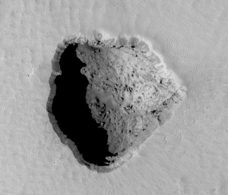 Collapse Pit on Arsia Mons
nessun commento
Parole chiave: Mars from orbit - Collapse Features - Pit
