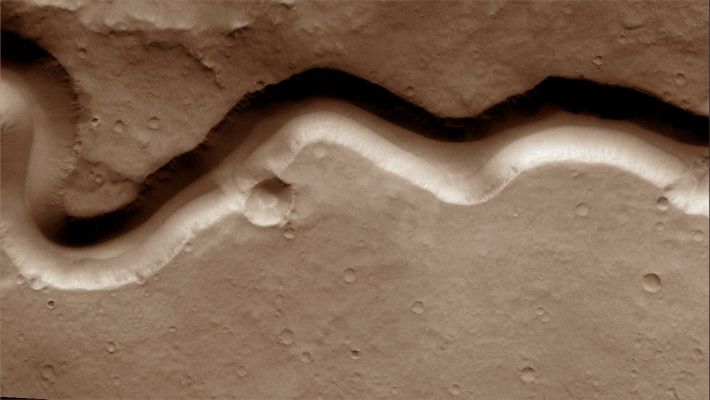 Tinto Vallis (Absolute Natural Colors; credits for the additional process. and color.: Dr Paolo C. Fienga - Lunexit Team)
Caption originale:"In this section of Tinto Vallis there are no Tributary Stream Channels joining the Main Channel. This tells us that whatever carved the Tinto Channel originated in some other Region". 

Image information: VIS instrument;
Latitude: - 4,1° North;
Longitude: 111,5° East;
Resolution: 18 meter/pixel.

Parole chiave: Mars from orbit - Channels - Tinto Vallis