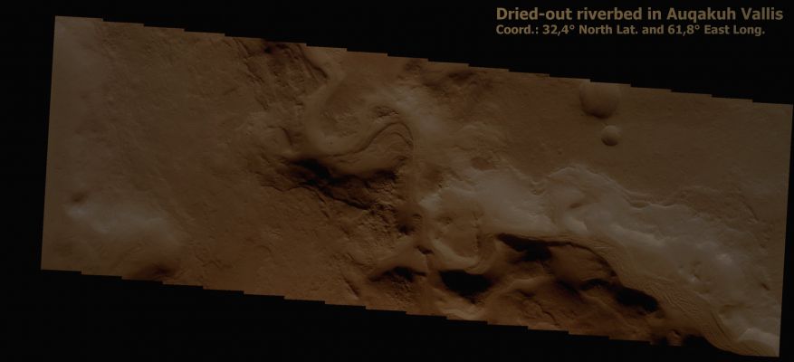 Auqakuh Vallis (Natural Colors; credits for the additonal process. and color.: Dr Paolo C. Fienga - Lunexit Team)
Il letto asciutto (ma caratterizzato dalle "dunette" che, come sapete, sono presenti - a nostro parere - oltre che all'interno di innumerevoli crateri, ovunque vi sia stata e/o vi sia ancora dell'acqua) di un Fiume Marziano che attraversava questa grande Valle dal nome impronunciabile (e sul cui significato ci pare opportuno fornire qualche chiarimento).  

Per gli amanti dell'origine dei nomi delle Valli Marziane, quindi, ecco un interessante supporto fornitoci da Wikipedia: in realtà, tutte le maggiori Valli di Marte sono state battezzate con il nome...Marte, in diverse lingue. 
Qui di seguito alcune delle opportune traduzioni: 

Ares -> Marte in Latino;
Al-Qahira -> Marte in Arabo, Indonesiano e Malese;
Auqakuh -> Inca;
Bahram -> Persiano/Farsi;
Hrad -> Armeno;
Kasei -> Giapponese, Maja e Nepalese;
Mangala -> Sanscrito;
Mawrth -> Gallese;
Ma'adim -> Ebraico;
Nirgal -> Babilonese.
Parole chiave: Mars from orbit - Auqakuh Vallis