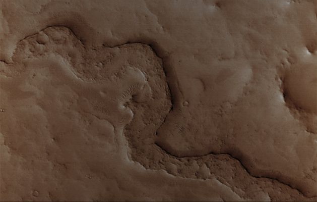 Inverted channels of Arabia Terra (1 - Natural Colors; credits for the additional process. and color.: Dr Paolo C. Fienga - Lunexit Team)
Original caption:"This MGS-MOC image shows a somewhat sinuous, nearly flat-topped Ridge, located in Eastern Arabia Terra. The ridgetop was once the Floor of a Valley, perhaps carved by running water. The Valley Floor, or material that covered the Floor, was more resistant to erosion than the surrounding rock into which the Valley was cut. Thus, over time, the Valley disappeared and its Floor was left standing high as a Ridge. Inverted Valleys are common on Mars, but they also occur on Earth". 

Location near: 10,8° North Lat. and 313,2° West Long.
Image width: width: ~3 Km (~1,9 mi)
Illumination from: lower left 
Season: Northern Winter
Parole chiave: Mars from orbit - Channels - Inverted Channels