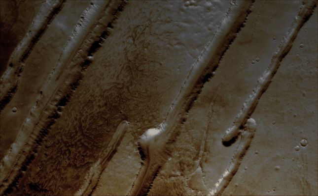 "Linear Fractures" or "Through Segments"? - Panchaia Rupes Region (Natural Colors; credits for the additional process. and color.: Dr Paolo C. Fienga - Lunexit Team)
Image information: VIS instrument;
Latitude: 29,9° North;
Longitude: 138,5° East;
Resolution: 19 meter/pixel.
Parole chiave: Mars from orbit - Panchaia Rupes Region