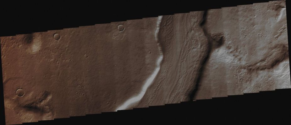 Features of Reull Vallis (Absolute Natural Colors; credits for the additional process. and color.: Dr Paolo C. Fienga - Lunexit Team) 
Image information: VIS instrument;
Latitude 41,8° South;
Longitude: 106,0° East (such as 254,0° West);
resolution: 19 meter/pixel.


Parole chiave: Mars from orbit - Channels - Reull Vallis