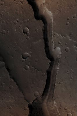 Ancient Riverbed in Stygis Catena (Absolute Natural Colors; credits for the additional process. and color.: Dr Paolo C. Fienga - Lunexit Team)
Caption NASA originale:"This MGS-MOC image shows a Trough (Trough ---> canale) in the Stygis Catena Region, East of the Martian Volcano Elysium Mons. The Trough probably formed by collapse (Collapse ---> geol. "cedimento" del terreno). Large, dark Boulders can be seen on the Trough Floor in this Volcanic Region. The image is located near 24,4° North Lat. and 210,4° West Long. The image covers an area about 3 km (approx. 1,9 mi) wide and sunlight illuminates the scene from the lower left".
Parole chiave: Mars from orbit - Channels - Unnamed Channel