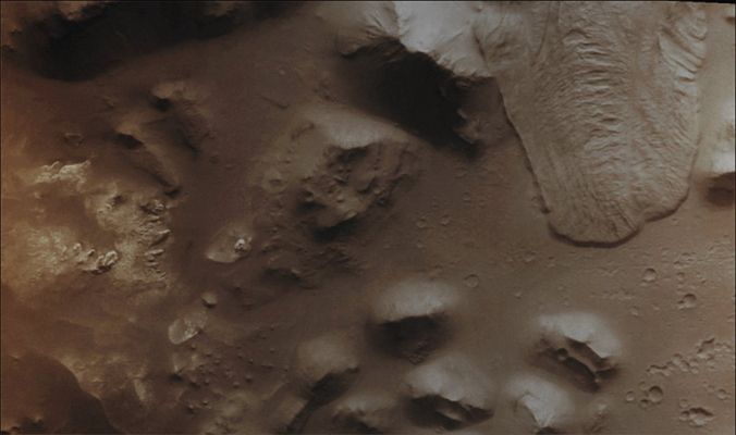 Landslide in Aurorae Chaos (Natural Colors; credits for the additional process. and color.: Dr Paolo C. Fienga - Lunexit Team)
Image information: VIS instrument;
Latitude: 6,7° South;
Longitude: 328,8° East;
Resolution: 18 meter/pixel. 
Parole chiave: Mars from orbit - Landslide - Aurorae Chaos