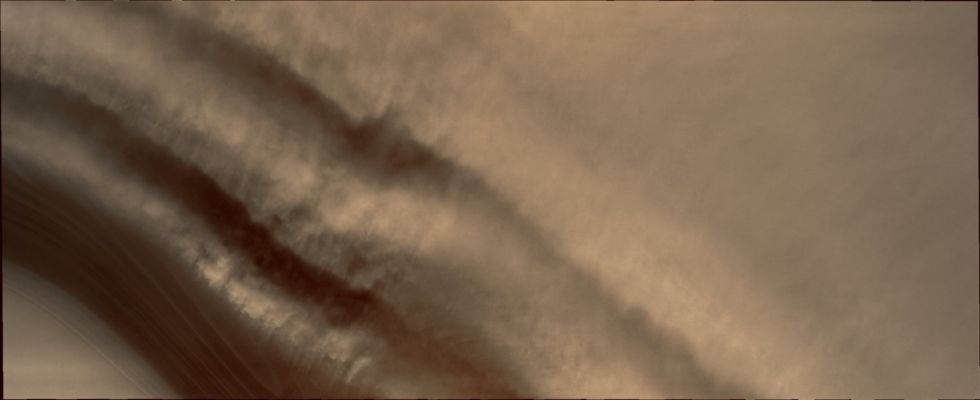 North Polar Clouds and Surface (Natural Colors; credits for the additional process. and color.: Dr Paolo C. Fienga - Lunexit Team)
Caption NASA:"When winds that have swept across the North Polar Ice encounter a trough in the ice, the laminar flow slows at the base of the trough, producing a turbulent wind regime that is easily recognized in the clouds formed in the trough".

Parole chiave: Mars from orbit - North Polar Features - Clouds and Trough