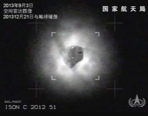 Comet ISON (Tian Lian 1 - Satellite's View - Controversial: possible fake)
Ed ecco il Nucleo di ISON: come vedete, assomiglia TANTISSIMO a quello di Tempel-1 e Wild-2. Mia opinione? Immagine genuina. Con tutto quanto ne segue e consegue... Il punto è che, a quanto leggo (ma NON sul Sito dell'Agenzia Spaziale Cinese, sul quale non posso capirci nulla), il Satellite Geostazionario Tian-Lian 1 NON ha fotocamere! E se questo è vero (ma non so se è vero), allora è evidente che siamo davanti all'ennesima bufala...
Parole chiave: Comets - ISON