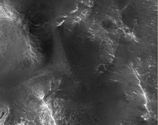 Possible Evidence of relatively recent Seismic Activity on Mars (credits for the Research and additional process.: Drr Gianluigi Barca and Paolo C. Fienga - Lunexit Team)
Sin da una (ancora) notevole distanza (quasi 258 Km dall'obbiettivo ripreso) e con un livello di magnificazione non ottimale, è già possibile scorgere una "crepa" piuttosto profonda la quale si caratterizza non solo per la sua forma (sinuosa), ma anche per il fatto di essere ASSOLUTAMENTE UNICA nell'intero quadro di riferimento.

Istintivamente abbiamo pensato alla traccia di un "rolling boulder" (macigno rotolante), ma l'effettiva configurazione della Superficie coinvolta dal solco - la quale non è idonea ad assecondare un rotolamento di questo tipo -, unita al fatto che, a magnificazioni più elevate, non ci sia stato possibile vedere alcun macigno ad alcuno degli estremi del solco stesso, ci hanno fatto abbandonare questa ipotesi.

La NASA, purtroppo, non ci è stata di aiuto, in quanto si è focalizzata, per quanto attiene questo frame, sul solo fatto che il terreno ripreso potrebbe essere ricco di Olivina.

E allora? E allora, vista la configurazione e la texture del "solco" ed una volta esclusa - per ovvi e logici motivi - l'ipotesi di estrusione d'acqua con susseguente verificazione di un fenomeno di "ruscellamento", abbiamo pensato ad un "crack" da movimento sismico oppure derivato da una (forte) vibrazione del suolo causata da un impatto meteorico occorso ad una distanza non troppo grande dal punto ripreso (qualche decina di Km al massimo).

A magnificazioni più "spinte", potrete notare che i bordi della crepa sono arrotondati e smussati (e questo dimostrerebbe che la crepa non è recentissima, anzi...), ma si potrà anche vedere che all'interno del crack sono presenti solo in minima parte dei depositi di sabbia coerenti, per forma e texture, alle ripples che circondano l'area in oggetto (e questo dettaglio ci sembra indice della circostanza per cui la crepa non è neppure troppo vecchia, anzi...). Si tratta, come ovvio a questo punto, di una "Singolarità Superficiale", poichè l'intera zona ripresa non evidenzia alcuna configurazione simile a quella che ha colpito la nostra attenzione. 

Circa la Natura effettiva del dettaglio, purtroppo, non possiamo spingerci oltre le poche righe di cui sopra, anche se - operando alla massima magnificazione - abbiamo notato una sostanziale incoerenza del diametro interno della crepa, il che ESCLUDEREBBE al 100% l'ipotesi di un solco da rotolamento (ipotesi, per altro, già abbastanza remota alla luce della suesposta considerazione in virtù della quale, per prodursi un solco da rotolamento, occorre un grave che rotoli; un grave che, in queste immagini, non appare).

Per il resto, se aveste idee, ipotesi o speculazioni da sottoporci, non dovete far altro che scrivere...
Parole chiave: Mars from orbit - Controversial Surface Feature - Relatively Recent Crack