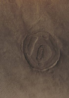A very unusually-looking Exhumed Crater (Absolute Natural Colors; credits for the additional process. and color.: Dr Paolo C. Fienga - Lunexit Team)
Caption NASA originale:"This MGS-MOC image shows a circular feature on the Martian Northern Plains. It was once a crater formed by meteoritic impact. It was completely filled and buried by and within layered material. Later, the layered materials have begun to be eroded away, re-exposing the old crater rims in the process".

Location near: 44,9° North Lat. and 264,7° West Long.
Image width: ~3 Km (~1,9) mi 
Illumination from: lower left 
Season: Northern Autumn

Nota: a giudicare dalle fattezze emergenti dalle sabbie, più che un antico cratere sepolto ed ora in corso di 'riesumazione', diremmo che potrebbe trattarsi di un modesto rilievo vulcanico (un "camino" infossato), caratterizzato da un discreto numero di caldere. Certo, non si è mai sentito parlare di un 'vulcano sepolto' e poi riportato alla luce dal concorso degli agenti geologici ed atmosferici ma, in fondo, anche le ipotesi più 'sfrontate', alle volte, possono rivelarsi esatte. 
Parole chiave: Mars from orbit - Craters - Exhumed Crater