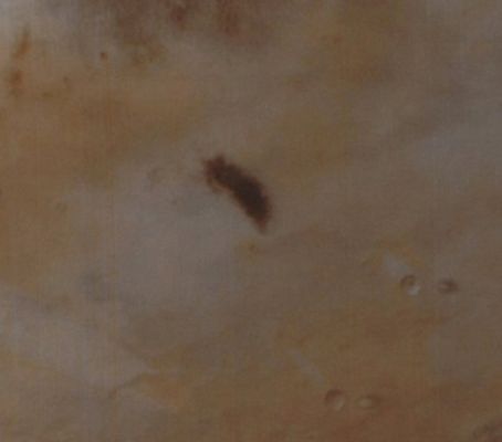 Bizarre-looking "Dark Spot" near Lau Crater (EDM - Absolute Natural Colors; credits for the additional process. and color: Dr Paolo C. Fienga - Lunexit Team)
La chiazza scura e senza nome che la NASA stessa definisce di "natura sconosciuta" potrebbe essere l'evidenza, secondo alcuni Ricercatori Americani ed Europei, di una minuscola area di Marte con "vegetazione". Si, avete letto bene: vegetazione, di un qualche tipo. In un'altra immagine della stessa zona, la macchia scura appare di colore verdastro e non nero. E' del tutto evidente che i sostenitori dell'idea che si tratti di vegetazione (si, ma che tipo?) ritengono che l'immagine NASA sia manipolata, mentre la NASA sostiene che i colori che vedete sono "almost real" e quindi la macchia scura, comunque, non è (nè potrebbe comunque essere) vegetazione. 
Questi sono i dati e le informazioni disponibili: come vedete, c'è materiale su cui riflettere...
Parole chiave: Mars from orbit - Craters - Lau Crater