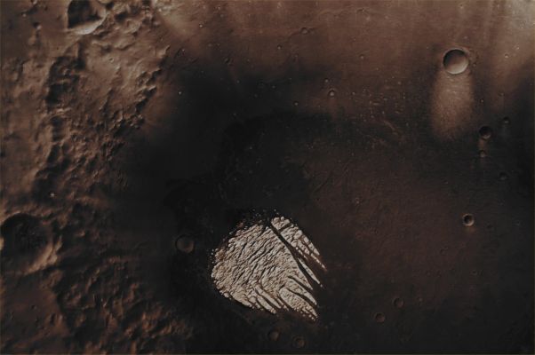 Pollack Crater and "White Rock" (Absolute Natural Colors; credits for the additional process. and color.: Dr Paolo C. Fienga - Lunexit Team)
Pollack Crater is located in the "Sinus Sabaeus Quadrangle! of Mars, at approx. 7,9° South Lat. and 334,8° West Long. Pollack Crater is about 96 Km in diameter and it was named after Dr James B. Pollack, an American physicist (1938 –1994). 
Pollack Crater contains a large Light-toned Deposit (known as "White Rock" or "Pollack's White Fingers") that was once thought to be a Salt Deposit. Truth is that nobody knows, so far, the real nature of White Rock and the reason of its bright color - even though some people - Scientists and Professional Researchers - say that White Rock "only APPEARS white, but it is not", and the reason why of this appearence is in the fact that its surroundings are exceptionally dark. 

On the other hand, we believe, as Lunar Explorer Italia Team, that such a "theory" is incredibly lame and does not deserve to ba called and known as a "theory" at all.


Parole chiave: Mars from orbit - Craters - Pollack Crater and White Rock