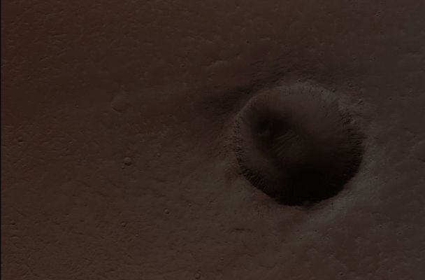 Impact Crater and Windstreak (Natural Colors; credits for the additional process. and color.: Dr Paolo C. Fienga - Lunexit Team)
Caption NASA:"This MGS-MOC image shows a 1,2-Km-diameter North mid-latitude crater with a bright wind streak". 

Location near: 30,8° North Lat. and 131,8° West Long.
Image width: ~3 Km (~1,9 mi) 
Illumination from: lower left 
Season: Northern Summer 
Parole chiave: Mars from orbit - Craters - Unnamed Crater with Windstreak